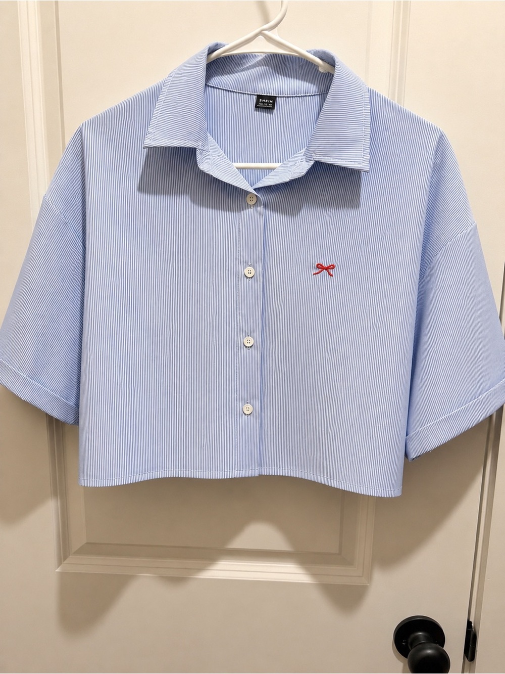 SHEIN Light Blue Cropped Button-Up Top - Picture 3 of 7
